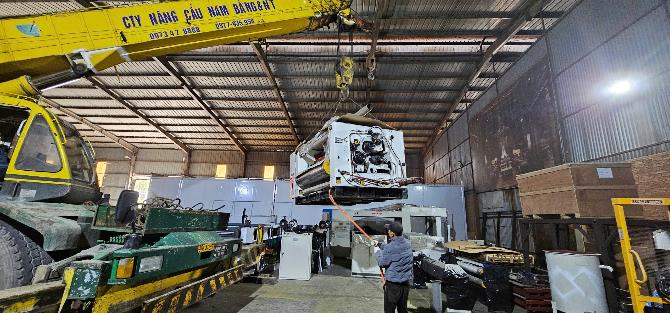 Cẩu hạ cụm máy dây chuyền sóng vào vị trí lắp đặt