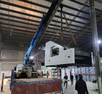 Cẩu hạ máy vào nhà xưởng mới