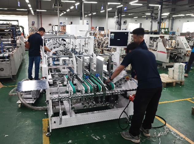 Kỹ thuật viên PTS lắp đặt, cân chỉnh máy gấp dán tự động